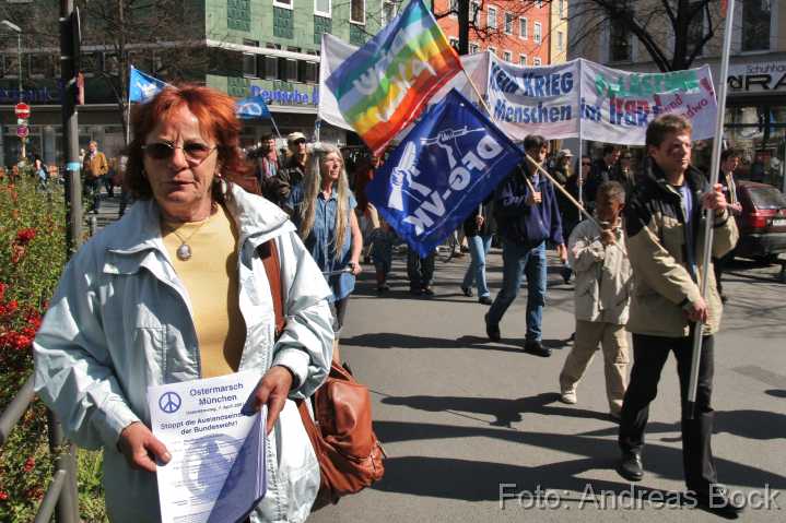 23 Demo Professionelle Flugblattverteilerin Emmi Menzel